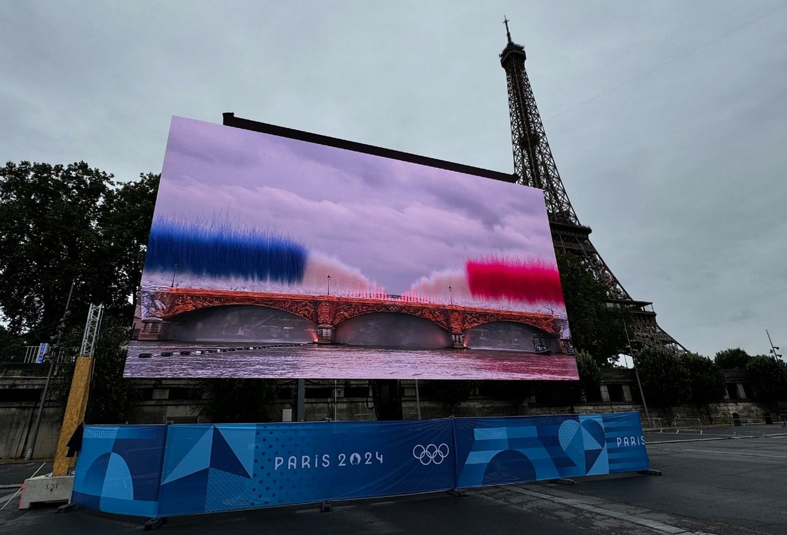 at-767-inches,-this-is-the-world’s-largest-mobile-led-monitor-at-almost-half-the-size-of-a-giant-imax-screen